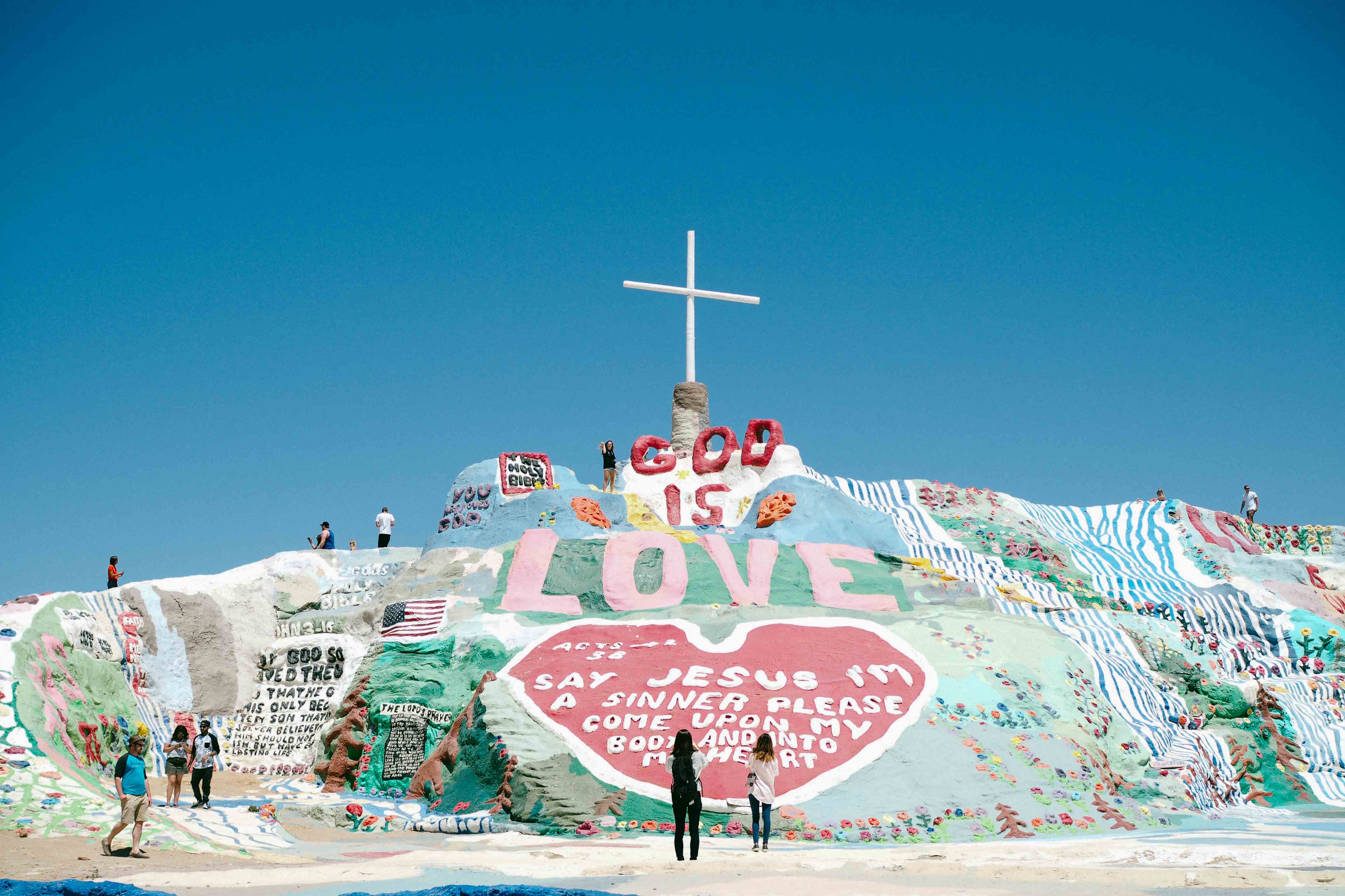 Salvation Mountain ภูเขาสีรุ้งแห่งความเชื่อและความฝัน